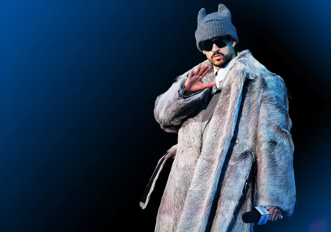 باد باني على خشبة المسرح خلال المؤتمر الصحفي الذي عقده بين شوطي مباراة سوبر بول LX بين فريقي نيو إنجلاند باتريوتس وسياتل سي هوكس، في سان فرانسيسكو، كاليفورنيا،  في 5 فبراير 2026