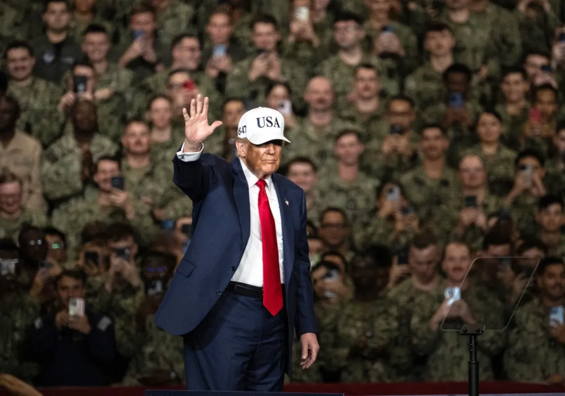 الرئيس الأميركي دونالد ترمب يصل للقاء أفراد البحرية الأميركية على متن حاملة الطائرات "يو إس إس جورج واشنطن" في يوكوسوكا، 28 أكتوبر 2025