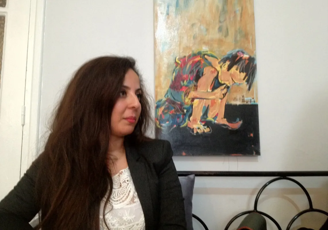 نجاة الذهبي امام إحدى لوحاتها