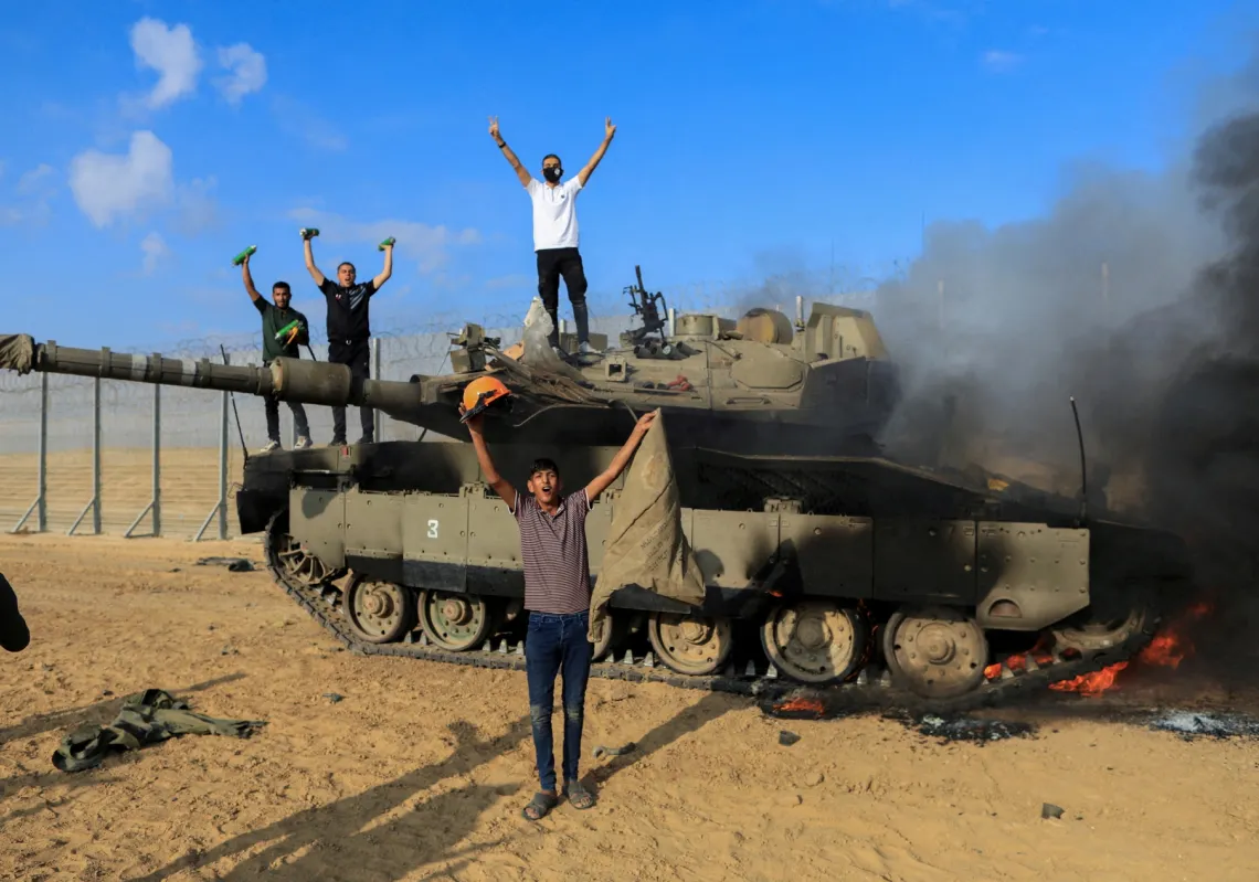 احتراق دبابة إسرائيلية بعد استهدافها برصاص مسلحين فلسطينيين تسللوا إلى مناطق جنوب إسرائيل، على الجانب الإسرائيلي من حدود إسرائيل وغزة، في 7 أكتوبر 2023