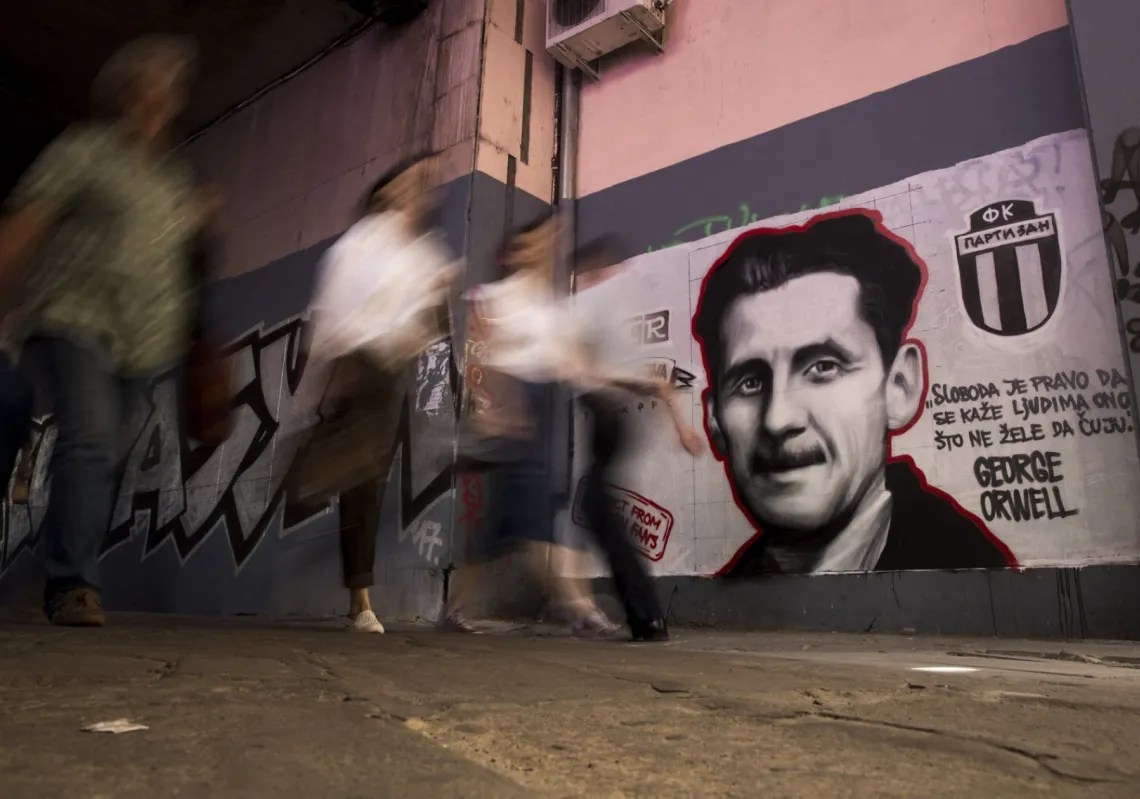 جدارية تصوّر جورج أورويل مع عبارة "الحرية هي الحق في قول ما لا يريد الناس سماعه" في بلغراد، 8 مايو 2018