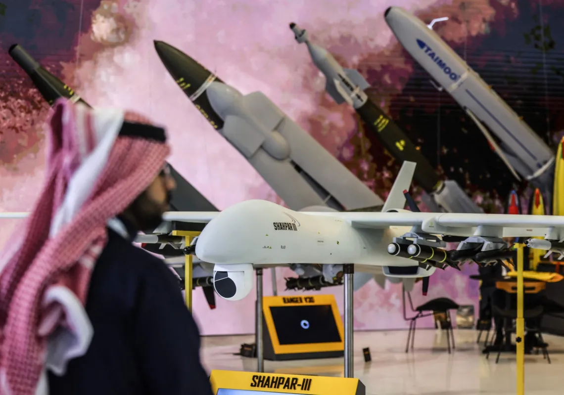 مسيرة باكستانية من طراز  Shahpar-III وخلفها نماذج صواريخ في معرض الدفاع العالمي، الرياض  9 فبراير 2026