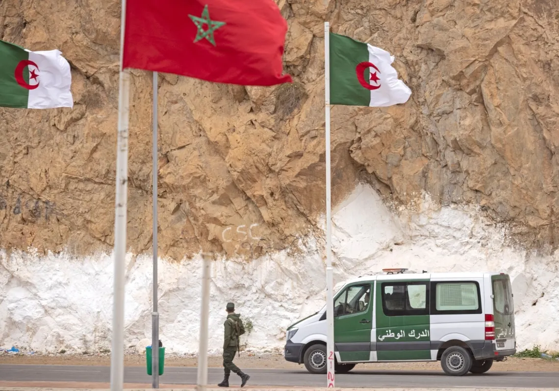 صورة التُقطت من منطقة وجدة المغربية تُظهر حرس الحدود الجزائريين وهم يقومون بدوريات على طول الحدود مع المغرب في 4 نوفمبر 2021.