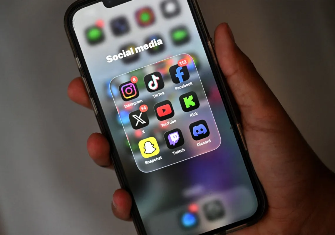  فتى يبلغ من العمر 13 عامًا أمام منزله في سيدني، وهو يتصفح مواقع التواصل الاجتماعي على هاتفه المحمول، في 8 ديسمبر 2025