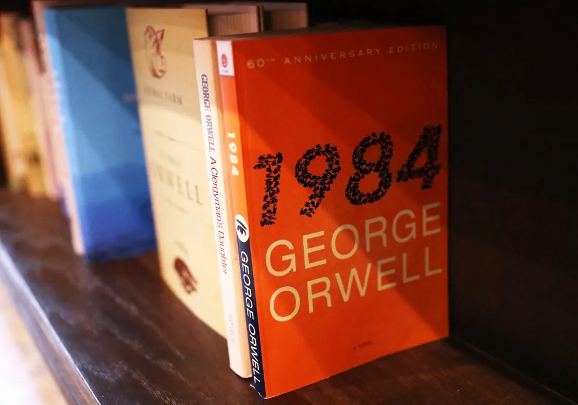 عادت رواية "1984" لجورج أورويل لتتصدر قائمة الأكثر مبيعا على "أمازون" بعد عقود من نشرها، مما دفع الناشر الى طباعة 75 ألف نسخة إضافية