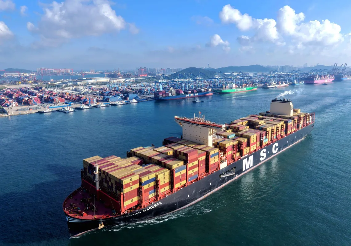 سفينة حاويات تبحر أمام ميناء تشينغداو، في مقاطعة شاندونغ شرق الصين، 25 يوليو 2025