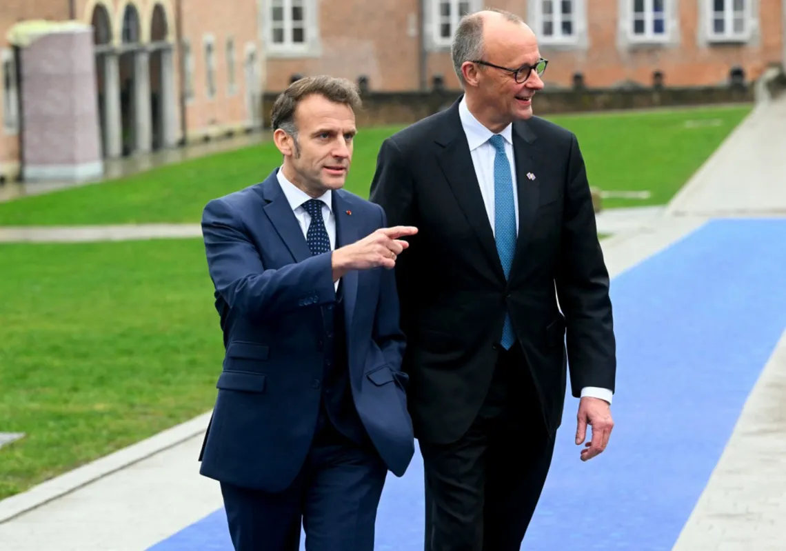 المستشار الالماني فريدريش ميرتس والرئيس الفرنسي ايمانويل ماكرون اثناء مشاركتهما في القمة الاوروبية غير الرسمية في قلعة آلدن بيسن في بلجيكا في 12 فبراير 