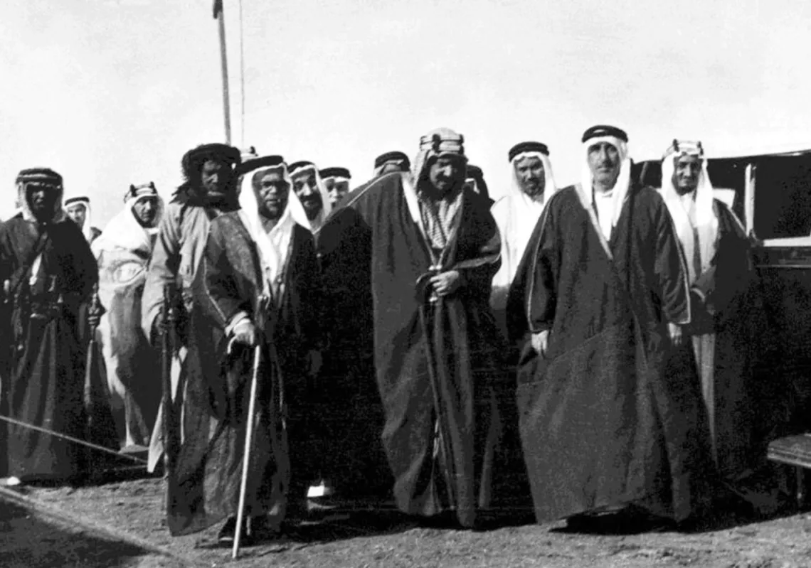 الملك عبدالعزيز والأمير فيصل بن عبدالعزيز مع الرئيس شكري القوتلي خلال زيارته إلى السعودية في 1927