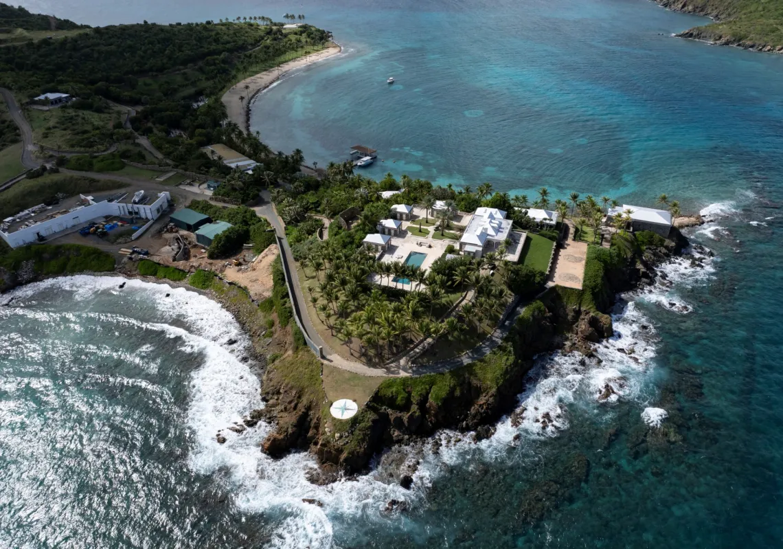 صورة التقطتها طائرة بدون طيار تُظهر جزيرة ليتل سانت جيمس، وهي جزيرة خاصة صغيرة كانت مملوكة سابقًا من جيفري إبستين، في 29 نوفمبر 2025