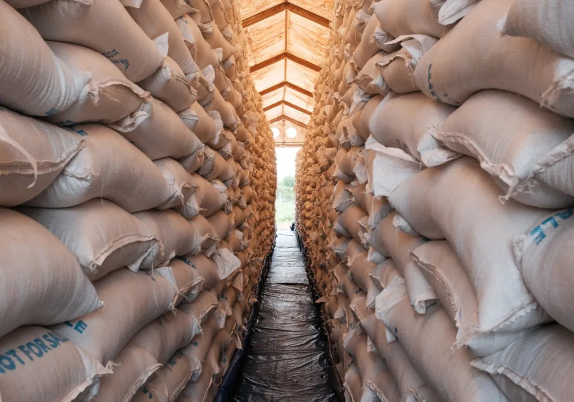 آلاف أكياس الذرة الرفيعة التابعة لبرنامج الأغذية العالمي في مستودع جاهزة للتوزيع في مابان، جنوب السودان، 20 أغسطس 2025