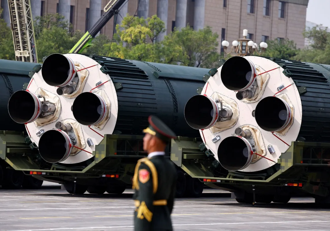  مجموعة الضربات الاستراتيجية تستعرض صواريخ DF-5C النووية خلال عرض عسكري بمناسبة الذكرى الثمانين لانتهاء الحرب العالمية الثانية، في بكين، الصين، 3 سبتمبر 2025