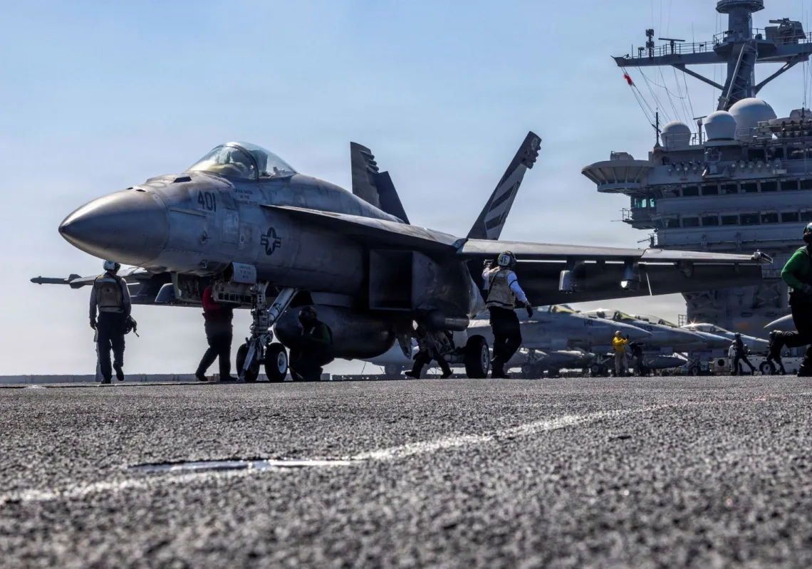 طائرة مقاتلة من طراز إف/إيه-18إي سوبر هورنت تستعد للإقلاع من على سطح حاملة الطائرات الأمريكية يو إس إس أبراهام لينكولن من فئة نيميتز في بحر العرب في 15 فبراير 2026