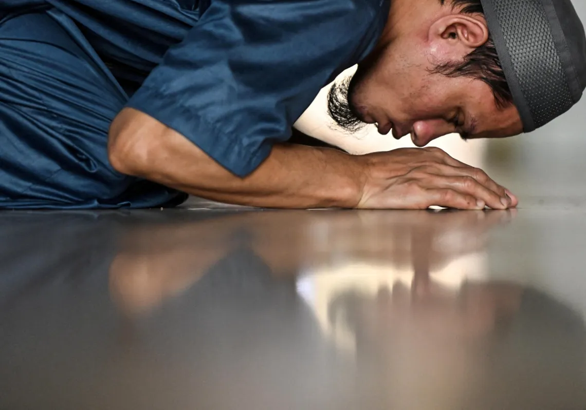 أداء الصلاة في المسجد الذهبي في أول أيام شهر رمضان المبارك في مانيلا، الفلبين، 19 فبراير