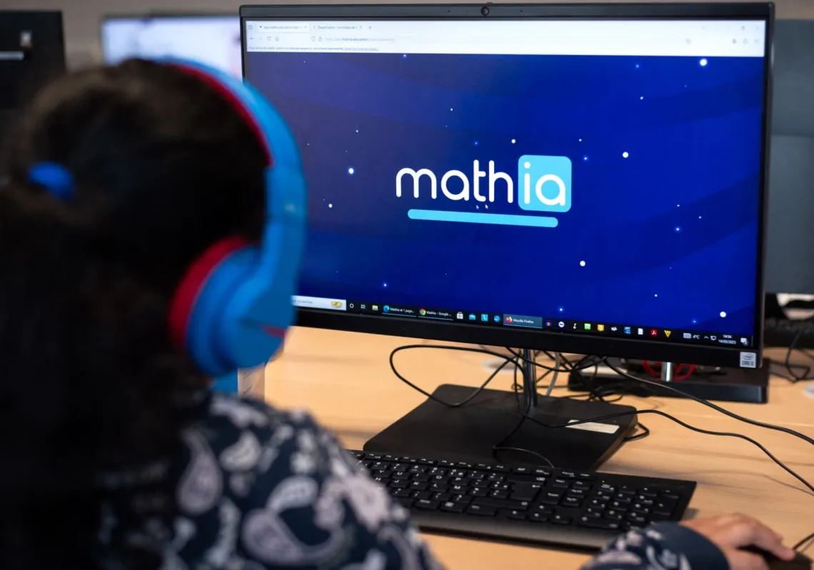 تلامذة في مدرسة ابتدائية بكولومييه في فرنسا يستخدمون برامج تعليم مدعومة بالذكاء الاصطناعي في دروس الرياضيات، 14 مارس 2025 (Photo by MATTHIEU RONDEL / AFP)