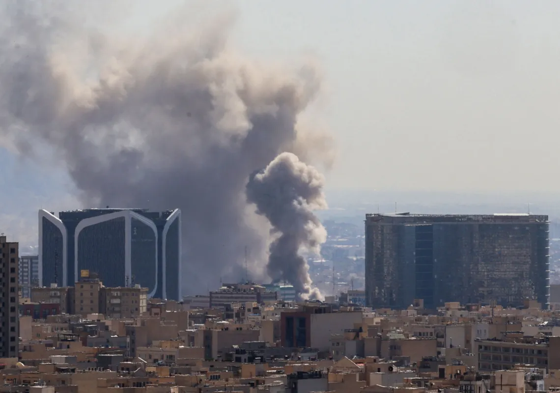 
تصاعدت أعمدة الدخان عقب انفجارات وردت أنباء عنها في طهران في الأول من مارس 2026.