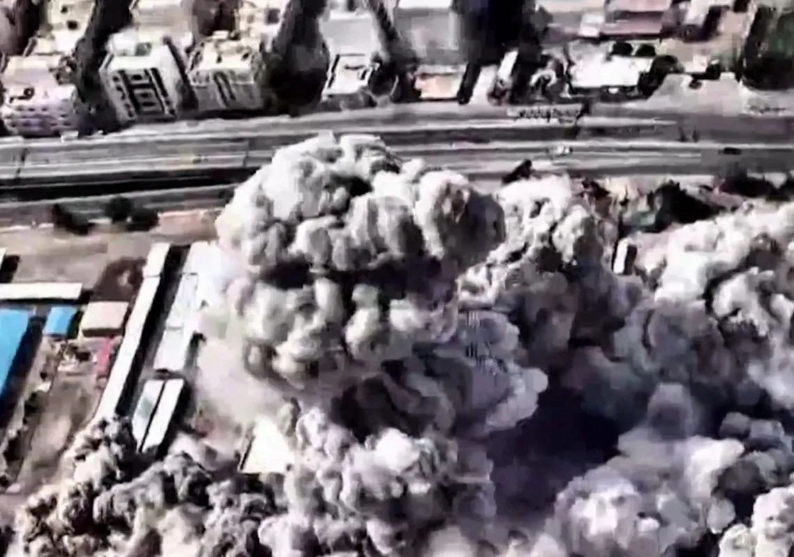 لقطة من فيديو وزعه الجيش الاسرائيلي تُظهر الانفجار في مقر المرشد الايراني في 28 فبراير 