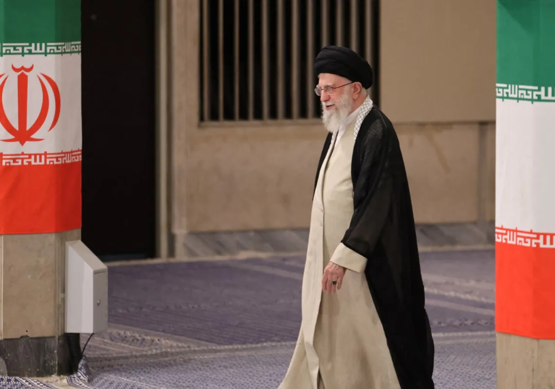 خامنئي يصل للإدلاء بصوته في جولة الإعادة للانتخابات الرئاسية في طهران، 5 يوليو 2024