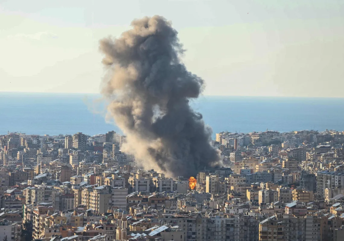 أعمدة الدخان تتصاعد عقب قصف إسرائيلي لضواحي بيروت الجنوبية في 2 مارس 2026