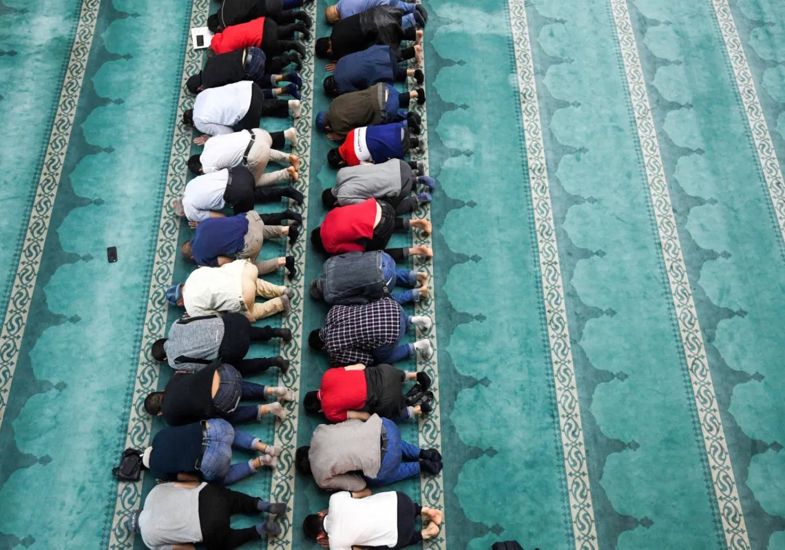 مسلمون يؤدون الصلاة في الجامع الكاتدرائي (سوبورنايا) بموسكو خلال شهر رمضان، 23 مايو 2019