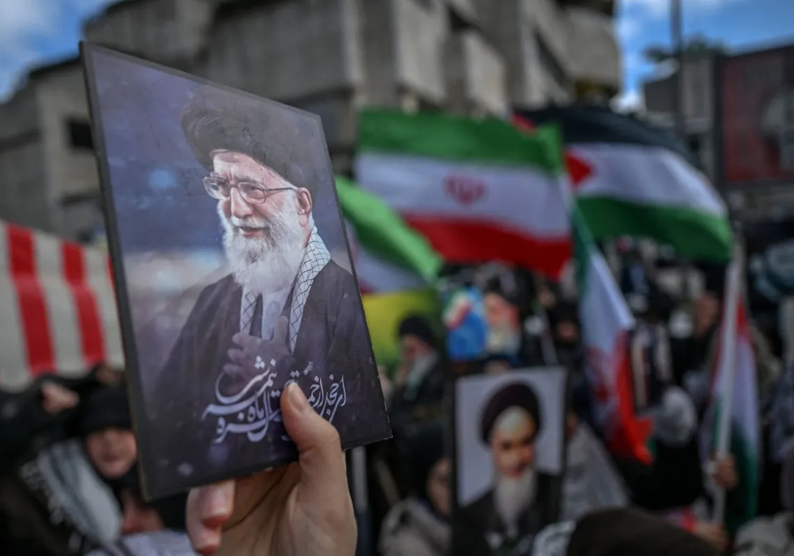 رفع متظاهرون صور المرشد الأعلى علي خامنئي، خلال تجمعهم أمام القنصلية الإسرائيلية في إسطنبول في 1 مارس 2026