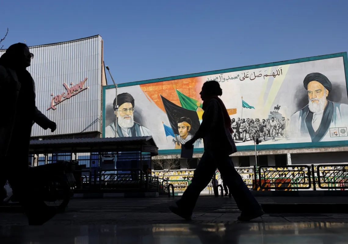 جدارية تضم صوراً للمرشد الأعلى الإيراني السابق آية الله علي خامنئي وقائد الثورة الإسلامية الإيرانية عام 1979 آية الله روح الله الخميني، في أحد شوارع طهران، إيران، 26 فبراير/شباط 2026. 