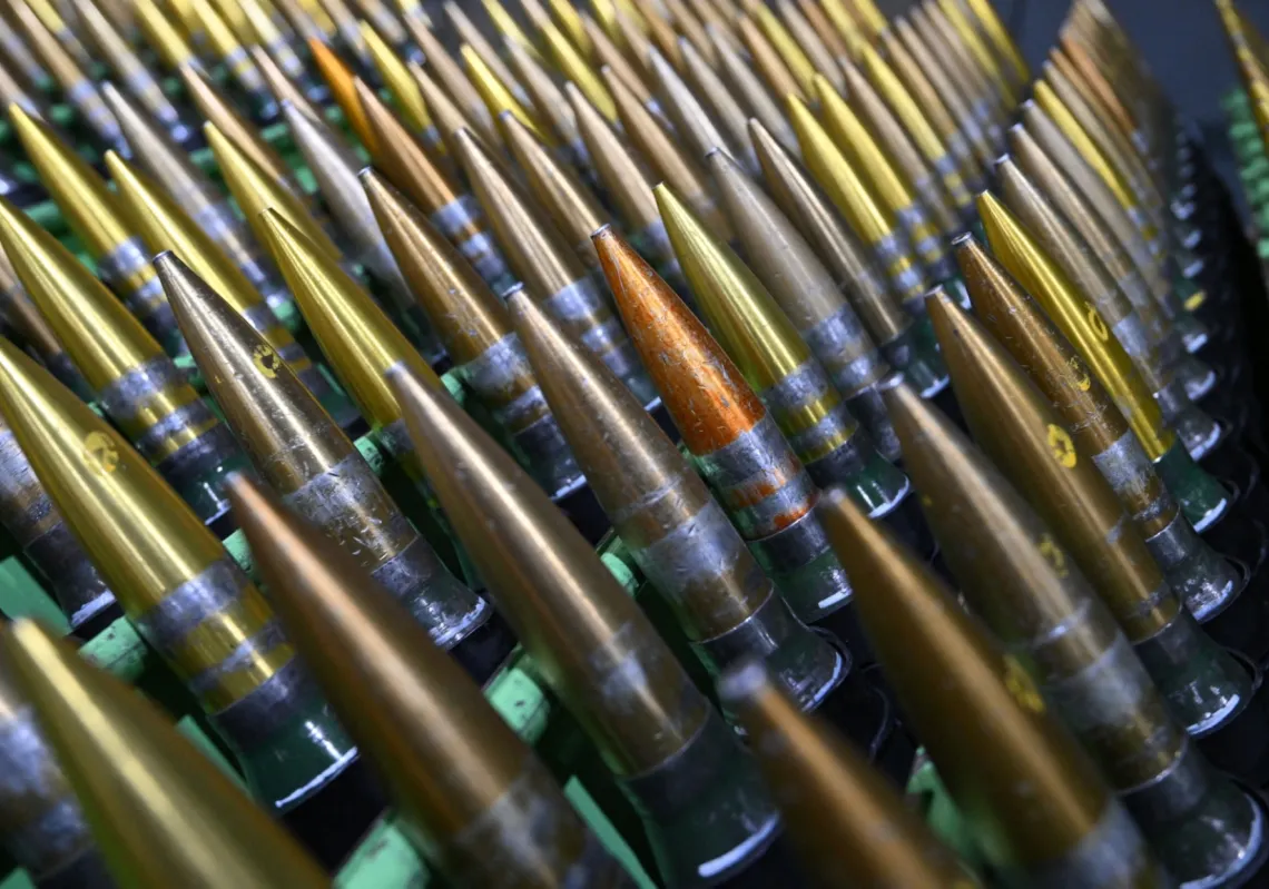 صفوف من نماذج قذائف عيار 30 ملم داخل مصنع في تشانغوون بكوريا الجنوبية، 21 نوفمبر 2024