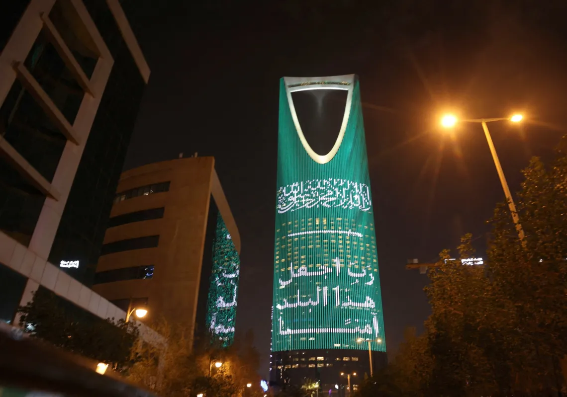 برج المملكة في الرياض مضاء بعبارة "اللهم احفظ هذا البلد"، 3 مارس 2026، وسط توترات إقليمية أعقبت الضربات الأميركية والإسرائيلية على إيران