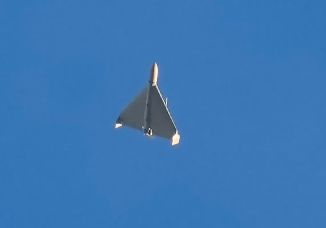 مسيرة إيرانية انتحارية من طراز "شاهد" أطلقتها روسيا تحلق فوق كييف قبل لحظات من ضرب مبان في المدينة، 17 أكتوبر 2022