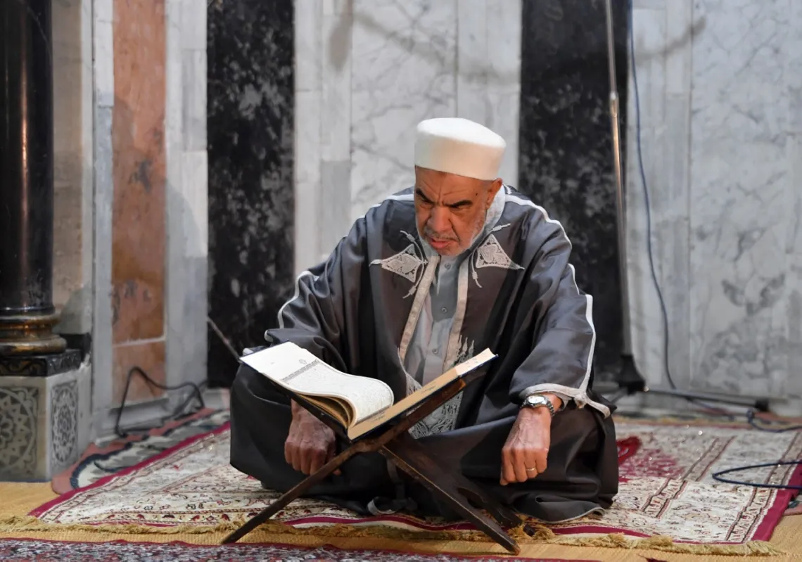 رجل يقرأ القرآن في مسجد سيدي محرز في حي باب سويقة بتونس خلال شهر رمضان، 26 مارس 2023
