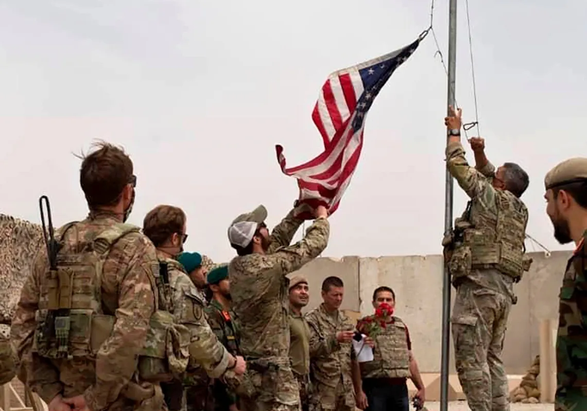 إنزال العلم الاميركي اثناء مراسم تسليم قاعدة كمب انثونيك الاميركية في مقاطعة هلمند الى الجيش الافغاني في الثاني من مايو 2021