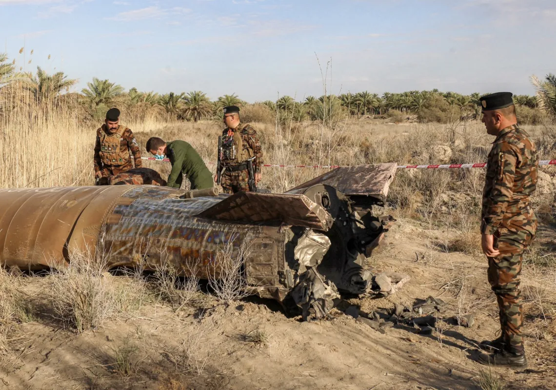 
أفراد وضباط من مديرية المتفجرات التابعة لوزارة الداخلية العراقية يتفقدون خزان وقود صاروخ سقط في قرية ريفية بمنطقة سياهي بالقرب من مدينة الحلة في محافظة بابل وسط البلاد في الأول من مارس 2026.