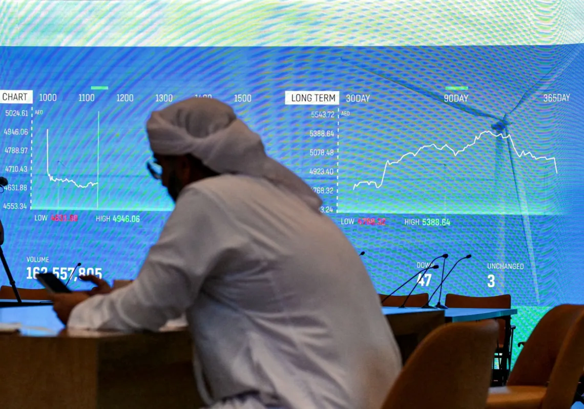 متداول يراقب شاشة تعرض مؤشرات الأسهم في سوق دبي المالي (DFM) في 7 أبريل/نيسان 2025.