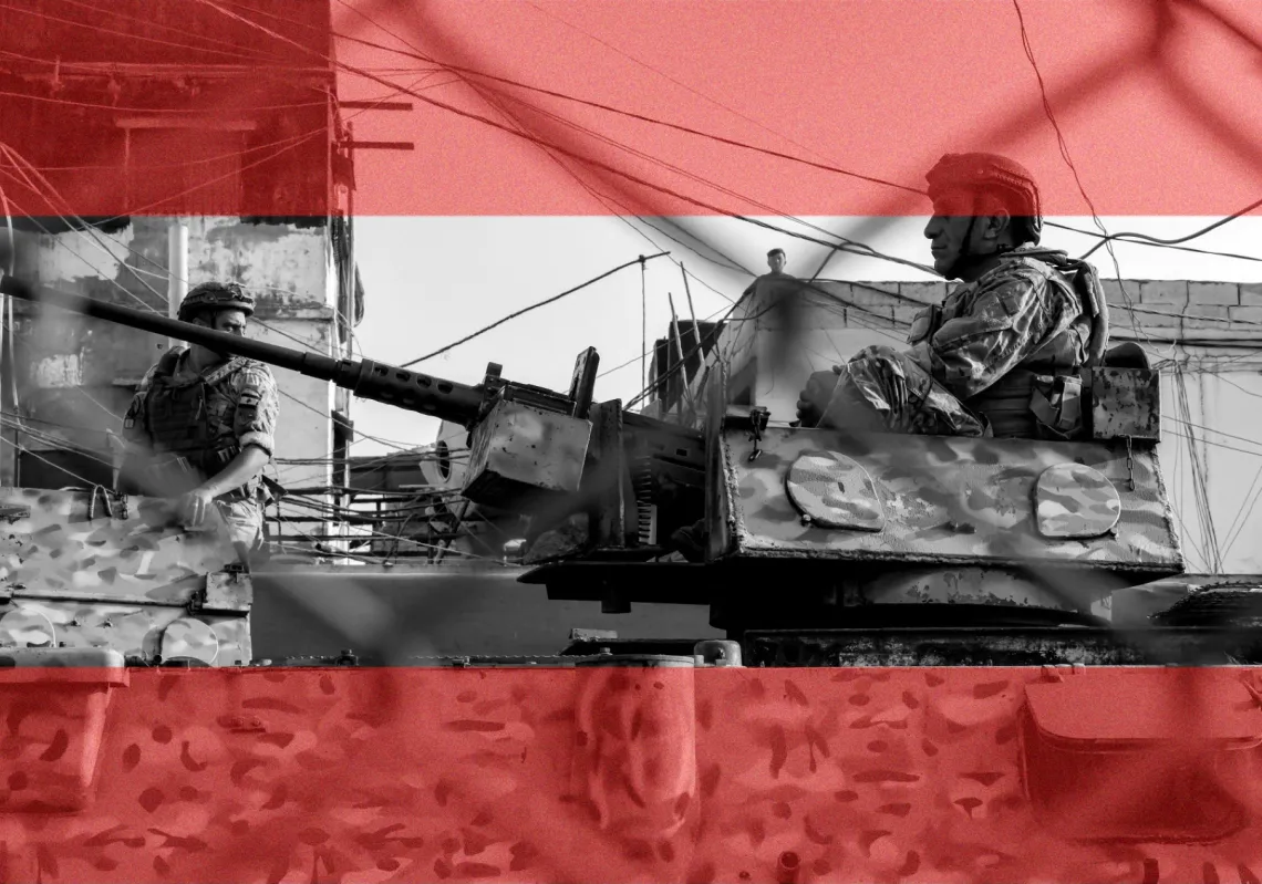 
جندي من الجيش اللبناني يتولى تشغيل برج مدفعي أعلى ناقلة جند مدرعة متمركزة في مخيم برج البراجنة للاجئين الفلسطينيين في الضواحي الجنوبية لبيروت في 21 أغسطس 2025