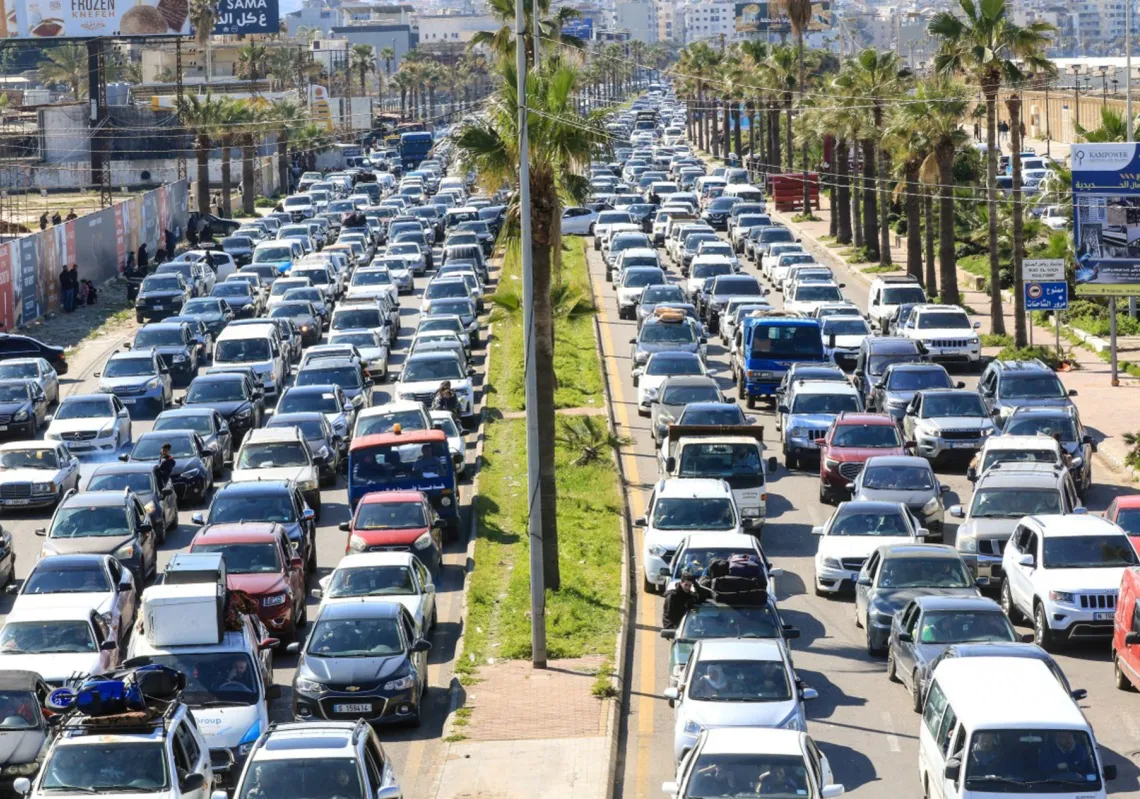 سيارات النازحين من القرى الجنوبية في اتجاه واحد في صيدا جنوب لبنان في الثاني من مارس  