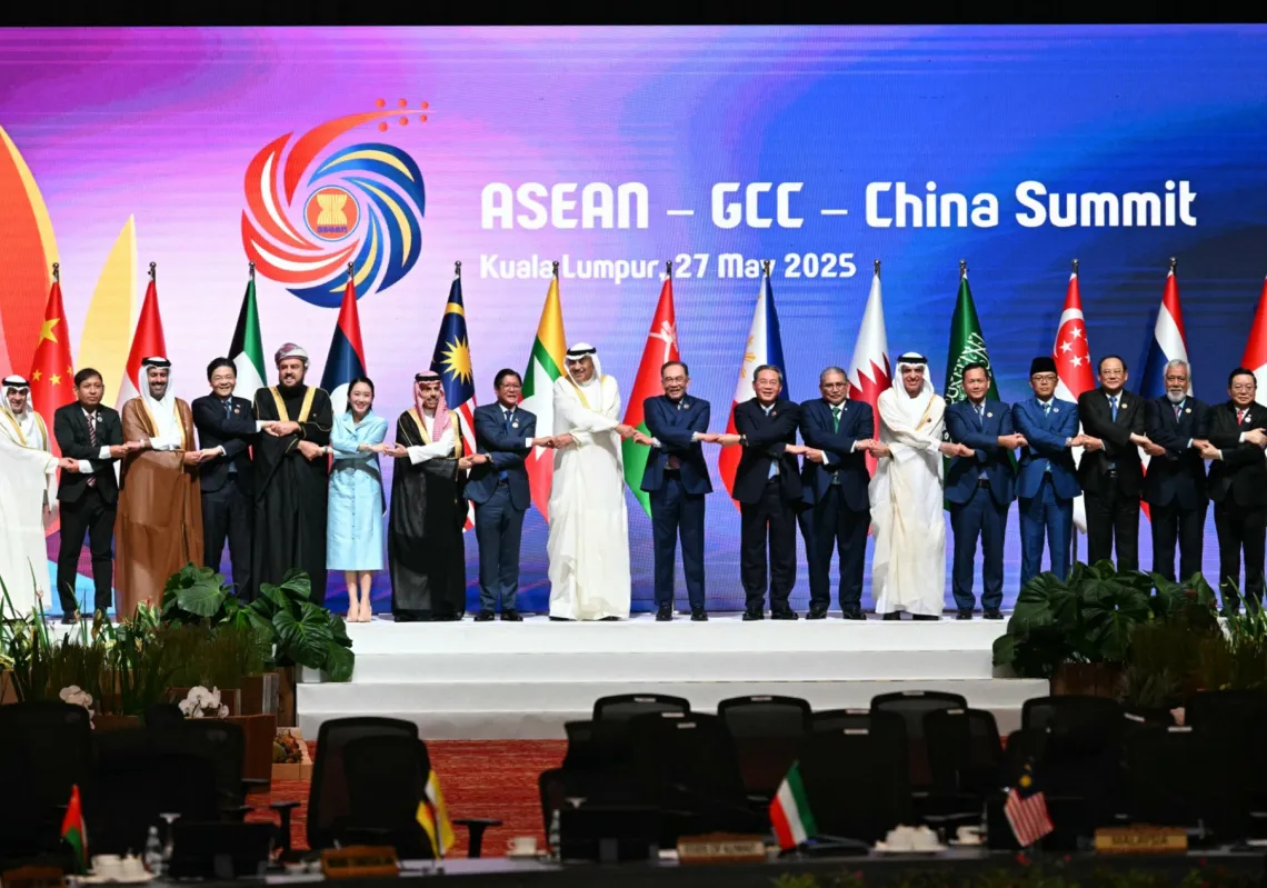 صورة جماعية في قمة آسيان - مجلس التعاون الخليجي - الصين، عقب القمة السادسة والأربعين لرابطة دول جنوب شرق آسيا (آسيان) في كوالالمبور بتاريخ 27 مايو 2025
