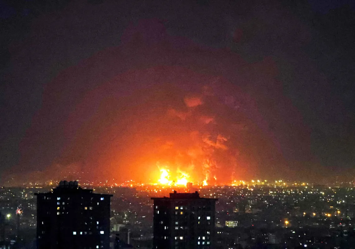 انفجارات عقب غارات جوية استهدفت مصفاة نفط طهران في 7 مارس 2026