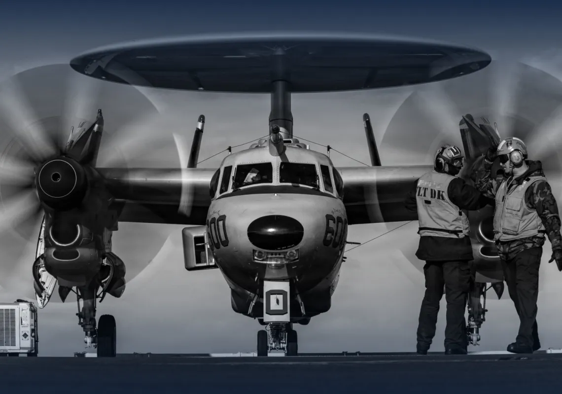 
يقوم بحارة البحرية الأميركية بإرسال إشارات إلى طائرة من طراز E-2D Hawkeye، تابعة لسرب القيادة والسيطرة المحمولة جواً رقم 124، أثناء سيرها على سطح حاملة الطائرات "يو إس إس جيرالد آر فورد"، 28 فبراير 2026