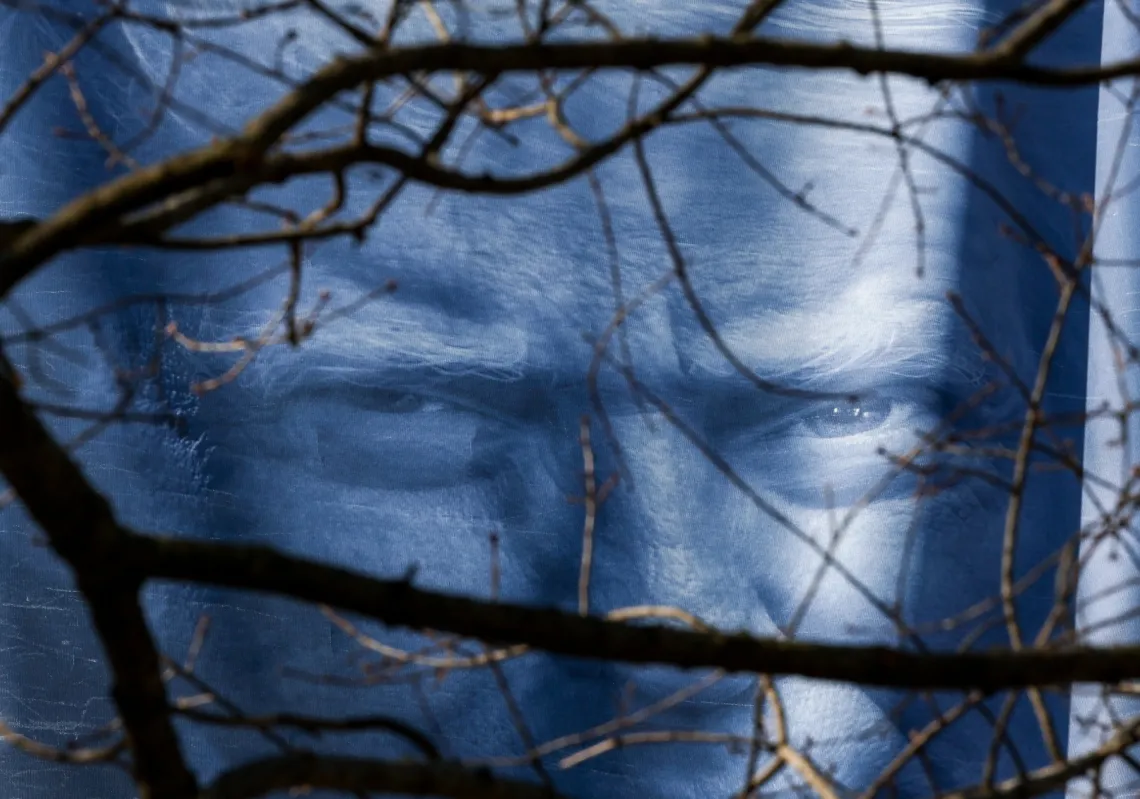 لافتة تحمل صورة الرئيس الأميركي دونالد ترمب خارج مبنى وزارة العدل في واشنطن، 28 فبراير 2026