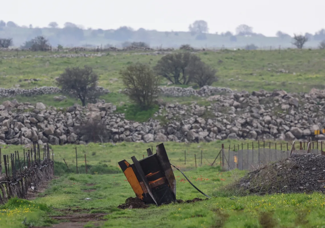 
يبرز ذيل صاروخ ضخم من حقل، في أعقاب وابل من الصواريخ الإيرانية باتجاه إسرائيل، وسط الصراع الأميركي الإسرائيلي مع إيران، في مرتفعات الجولان المحتلة، 19 مارس 2026