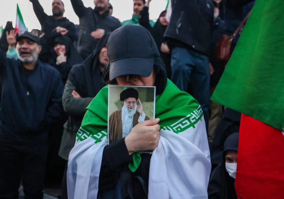 ايرانيون يعربون عن حزنهم لمصرع المرشد علي خامنئي جراء ضربة اميركية - اسرائيلية، في الاول من مارس في احدى ساحات طهران