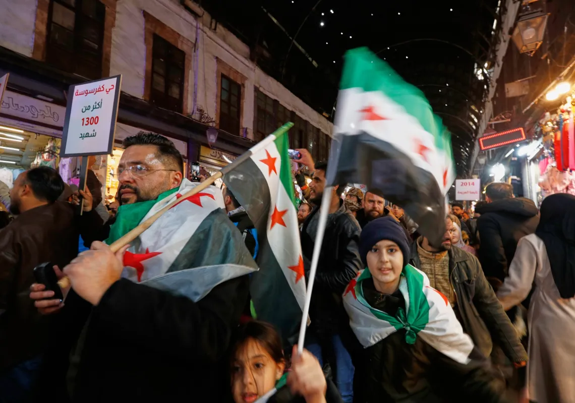 متظاهرون يحملون العلم السوري اثناء مسيرة لاحياء الذكرى 15 لاندلاع الثورة السورية ضد بشار الاسد في دمشق في 15 مارس