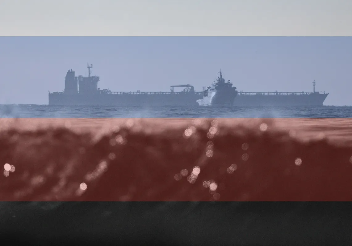 سفينة تابعة للبحرية الفرنسية قرب ناقلة النفط "غرينش"، التي اعترضتها فرنسا في البحر المتوسط للاشتباه في تشغيلها تحت علم مزيف وانتمائها إلى الأسطول الروسي السري الذي يمكّن روسيا من تصدير النفط رغم العقوبات، فرنسا في 25 يناير 2026