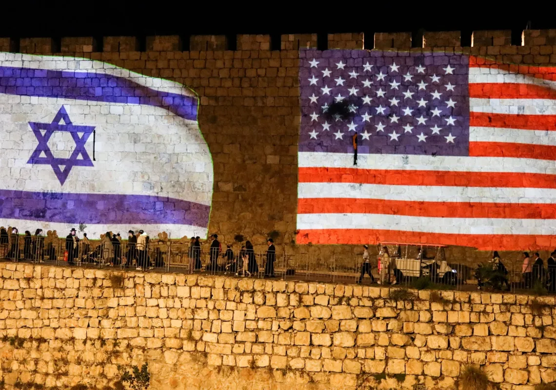 إضاءة علمي الولايات المتحدة وإسرائيل على جدران البلدة القديمة في القدس احتفالا بالمرحلة الأولى من خطة دونالد ترمب لإنهاء حرب غزة، 9 أكتوبر 2025