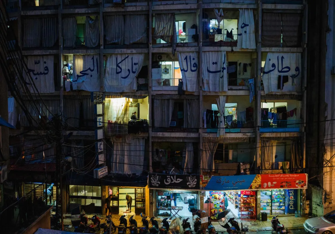 مبنى سكني في وسط بيروت، يكتظ بالنازحين بعد تجديد الجيش الإسرائيلي دعوته لسكان الضاحية الجنوبية لبيروت بالإخلاء، في 22 مارس 2026