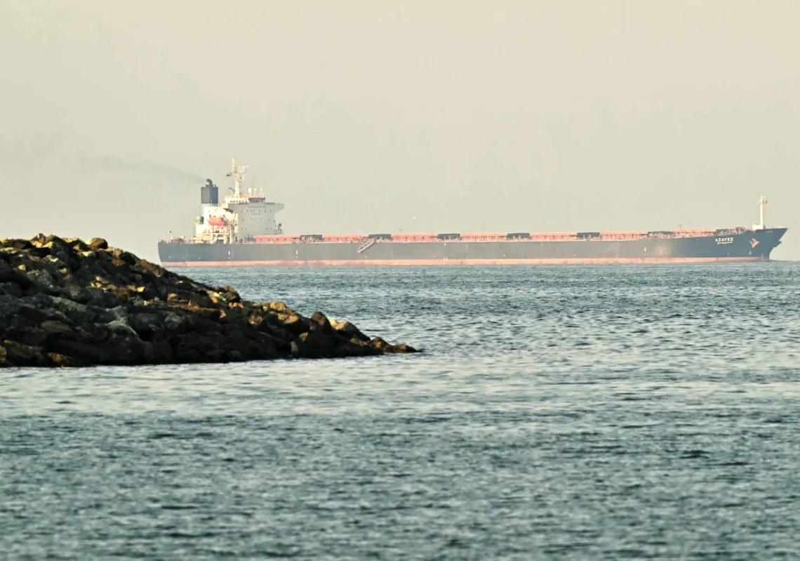 سفينة شحن قبالة سواحل الفجيرة بالقرب من مضيق هرمز، أحد أهم ممرات الطاقة العالمية، 25 فبراير 2026