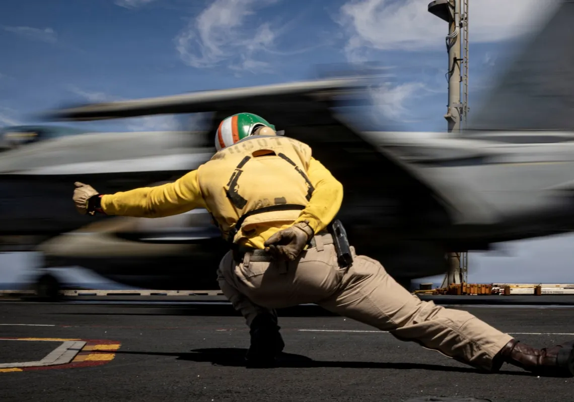 بحار أميركي خلال إطلاق طائرة من طراز "F/A-18E" (سوبر هورنت) على متن حاملة الطائرات "جيرالد آر فورد"، من موقع غير معلن، 16 مارس 2026