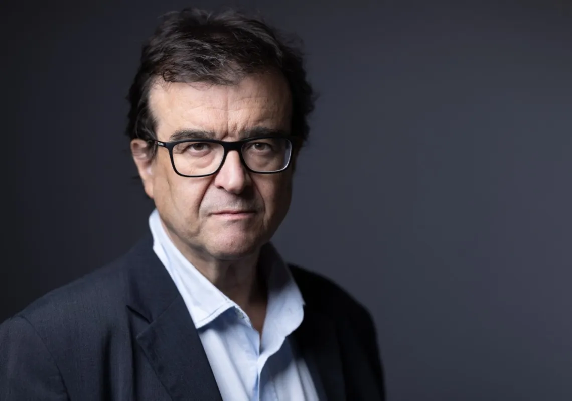 Spanish writer Javier Cercas poses for a photo session during the 27th "Les Correspondances" literature festival in Manosque, southeastern France, on 27 September 2025.