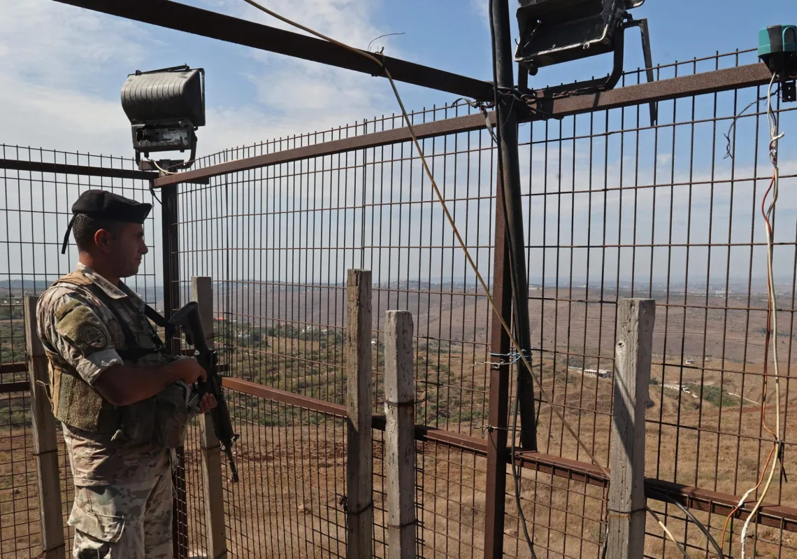 جندي لبناني على برج مراقبة في منطقة وادي خالد في لبنان، عند الحدود اللبنانية - السورية شمال لبنان في 5 أكتوبر 2023