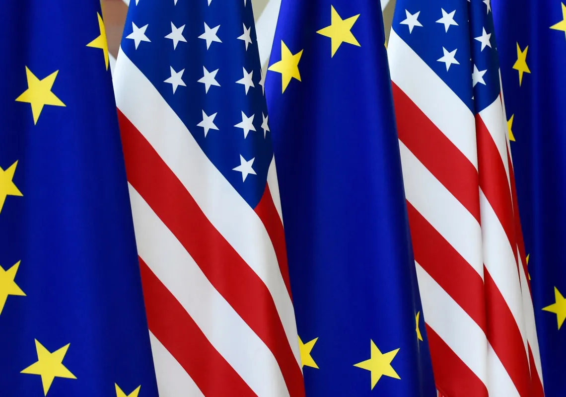 أعلام الولايات المتحدة والاتحاد الأوروبي في بروكسل، وسط توتر عبر الأطلسي بسبب تهديدات ترمب بفرض رسوم على خلفية قضية غرينلاند 18 يناير 2026