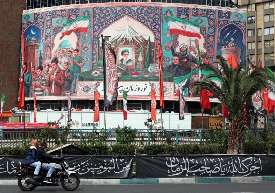 لوحة إعلانية ضخمة تحمل صورة "المرشد" الإيراني السابق علي خامنئي في ساحة ولي عصر بطهران في 22 مارس 2026